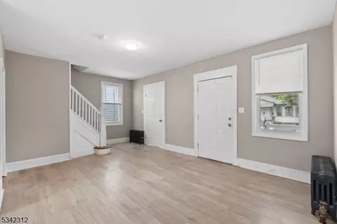 21 Edwin Pl, Newark, NJ 07112 photo 2