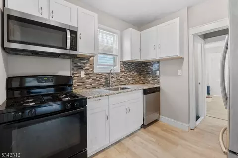 21 Edwin Pl, Newark, NJ 07112 photo 6