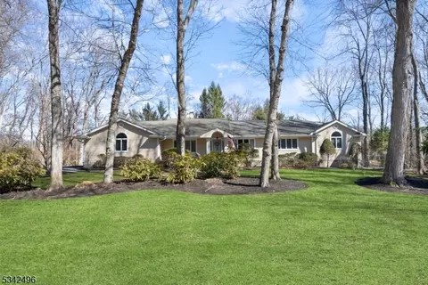 869 High Mountain Rd, Franklin Lakes, NJ 07417