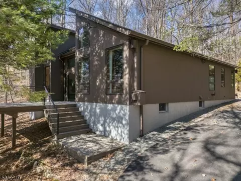 18 Dinner Pot Rd, Tewksbury Twp, NJ 07830