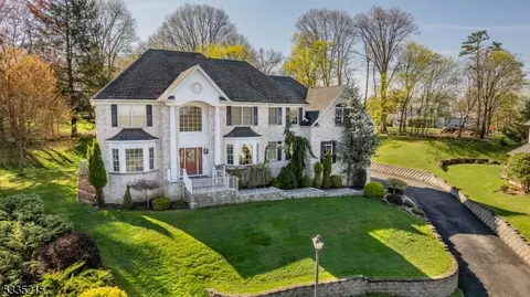 6 Baldwin Ct, Fairfield, NJ 07004