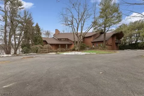 910 Franklin Lake Rd, Franklin Lakes, NJ 07417