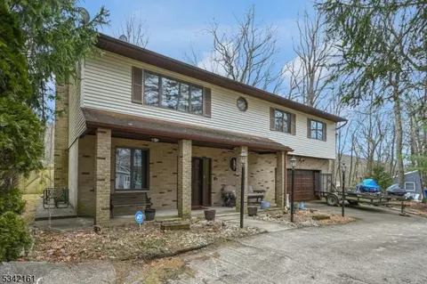 8 Papscoe Rd, Hewitt, NJ 07421