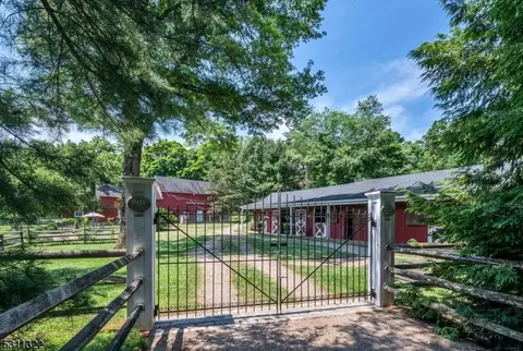 21 Breakneck Rd, Oakland, NJ 07436