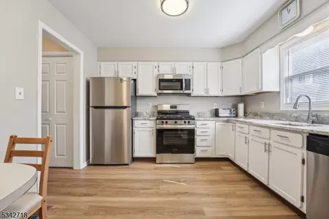 57 Sunrise Dr, Gillette, NJ 07933