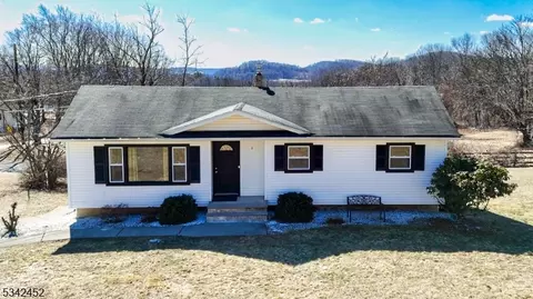 1 Geraldine Dr, Wantage, NJ 07461