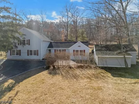 4 Brookside Dr, Warren, NJ 07059