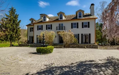 5 Lakeview Dr, Green Twp, NJ 07821
