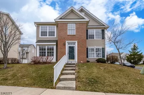 33 Woodlake Dr, Parlin, NJ 08859
