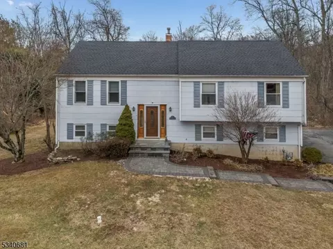 19 Charlotte Dr, Lebanon, NJ 08833