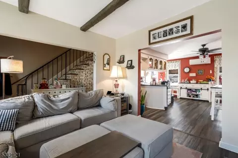 28 1st Ave, Raritan, NJ 08869
