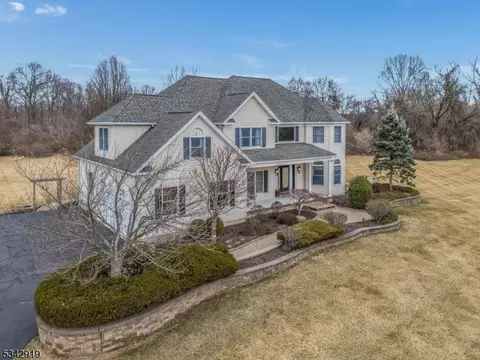 5 General Morgan Ln, Glen Gardner, NJ 08826