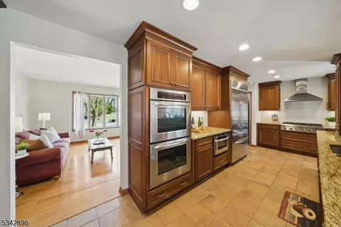 29 Manor Dr, Wayne, NJ 07470 photo 9