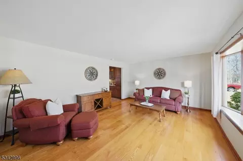 29 Manor Dr, Wayne, NJ 07470 photo 2