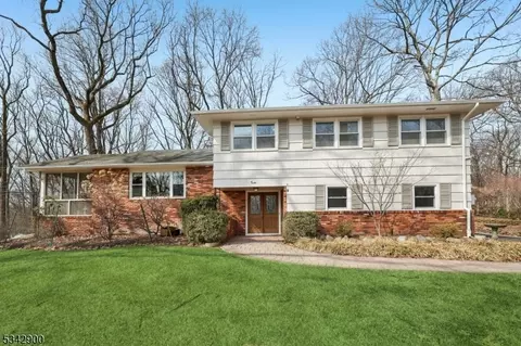 12 Skyview Ter, Morris Plains, NJ 07950