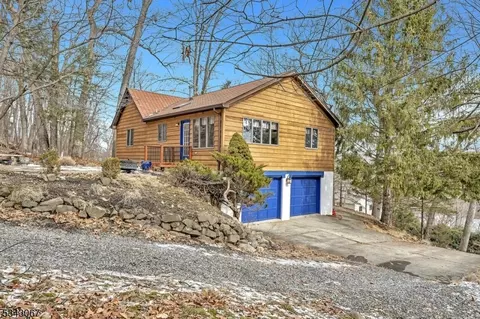 121 Hemlock Rd, Pompton Lakes, NJ 07442