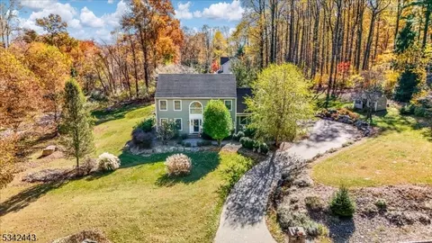 1 Michaels Ct, Asbury, NJ 08802