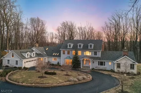 78 Carriage House Rd, Bernardsville, NJ 07924