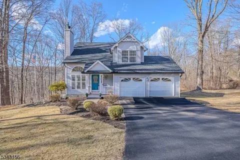 15 Maple Pl, Green Township, NJ 07821