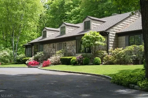 32 Sand Spring Ln, Morristown, NJ 07960