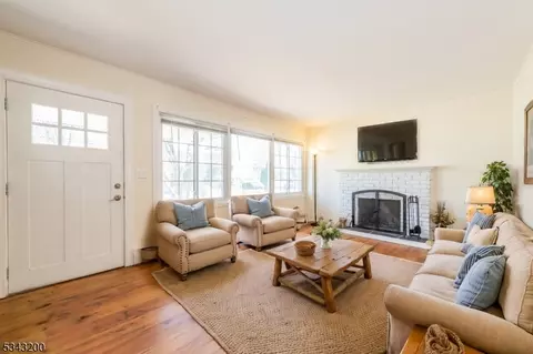 36 Spruce Rd, Pompton Lakes, NJ 07442