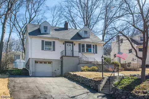 28 Dogwood Ter, Wayne, NJ 07470