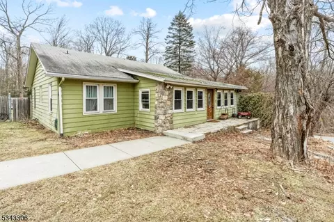 71 Longhouse Dr, Hewitt, NJ 07421