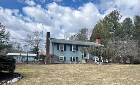 9 Hampton Rd, Pittstown, NJ 08867