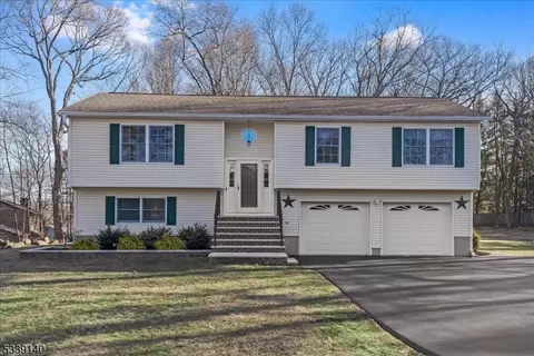 18 Bridle Ln, Budd Lake, NJ 07828