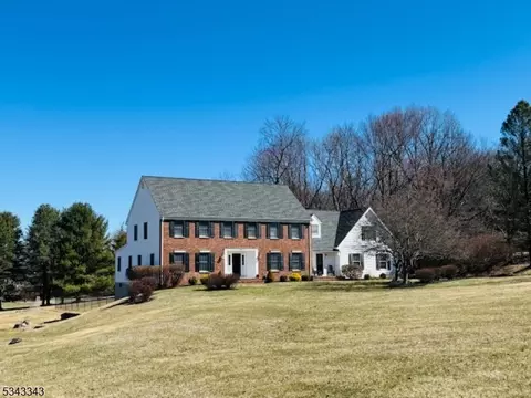 8 Gentry Dr, Long Valley, NJ 07853