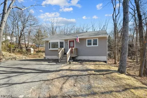 101 Vermont Trl, Hopatcong, NJ 07843