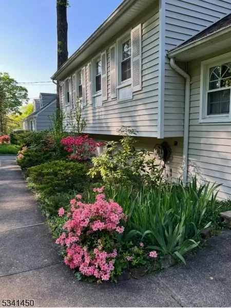 49 Timber Dr, Berkeley Heights, NJ 07922 photo 2