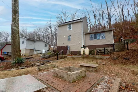 10 Cranberry Ledge Rd, Byram Twp, NJ 07821