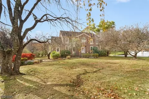 11 Sparrow Rd, Randolph, NJ 07869