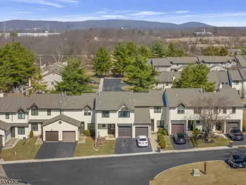 21 Holly Ct, Flemington, NJ 08822
