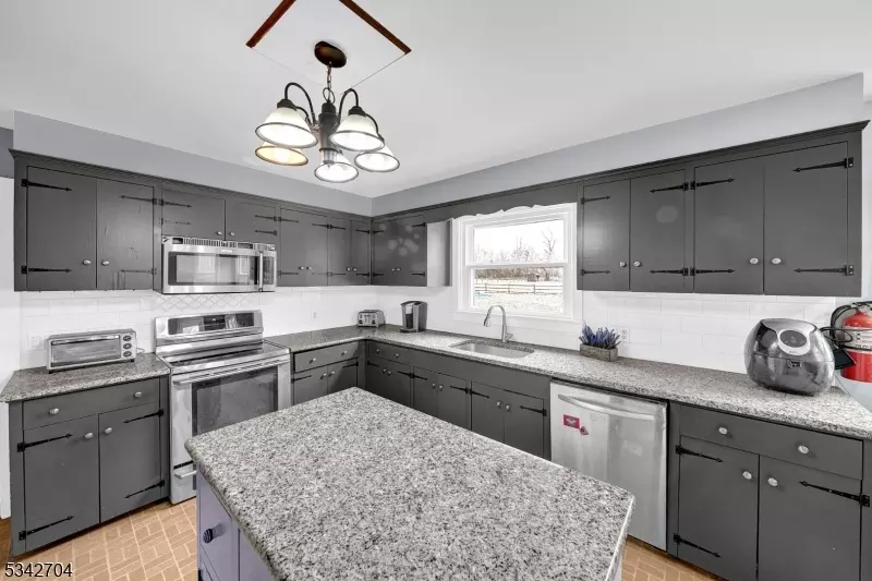  81 Linvale Rd, Ringoes, NJ 08551 photo 5