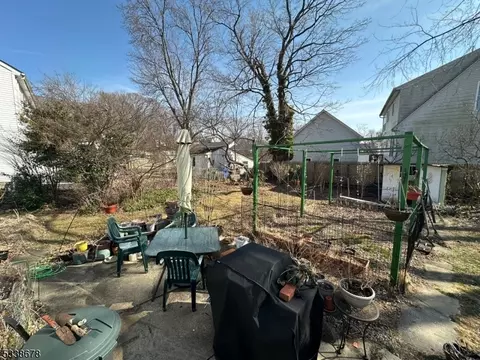 17 Leonard St, Dover, NJ 07801