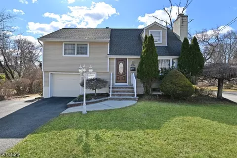 11 Hobart Ct, Rochelle Park, NJ 07662