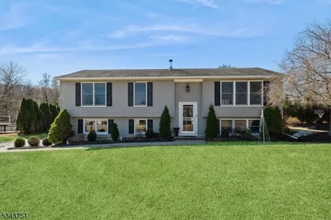 18 Hamilton St, Hamburg, NJ 07419