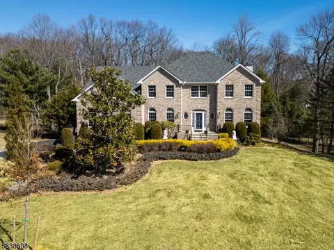 15 Arnold Dr, Randolph, NJ 07869