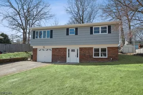 8 Staten Trl, Hopatcong, NJ 07843