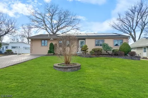 31 Villanova Rd, Parlin, NJ 08859