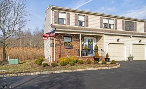 110 Sunrise Dr, Gillette, NJ 07933
