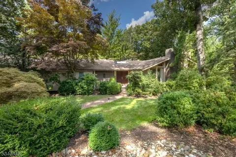 145 Nottingham Dr, Watchung, NJ 07069