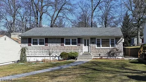 93 Walnut St, Oakland, NJ 07436