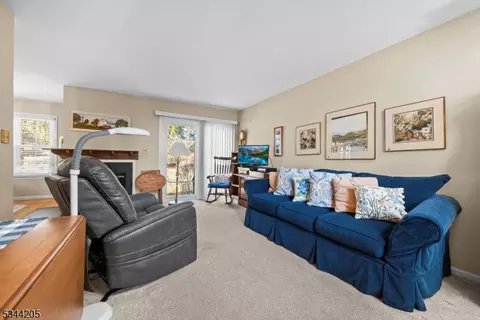 17 Winding Brook Rd, Hamburg, NJ 07419