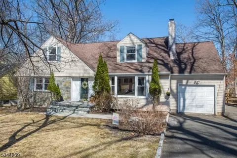 5 Grove St, Caldwell, NJ 07006