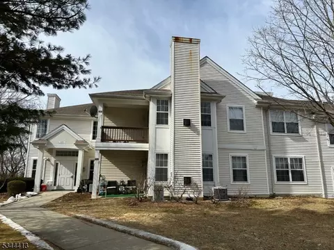 812 Honeybrook Cir, Stewartsville, NJ 08886