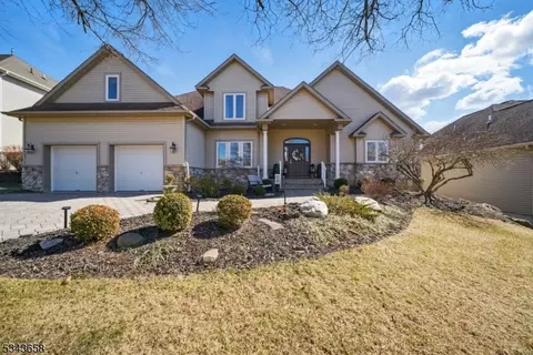 20 Country Ln, Hamburg, NJ 07419