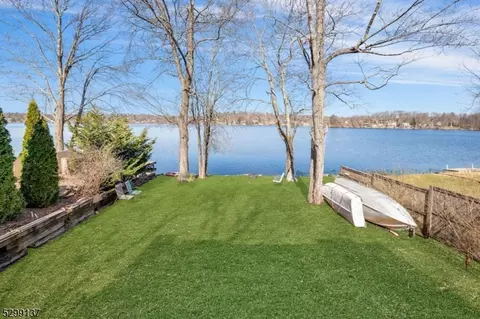 119 Lake Shore Dr, Hewitt, NJ 07421
